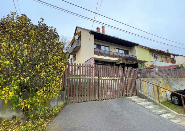 Priestranný poschodový rodinný dom blízko slovenských hraníc