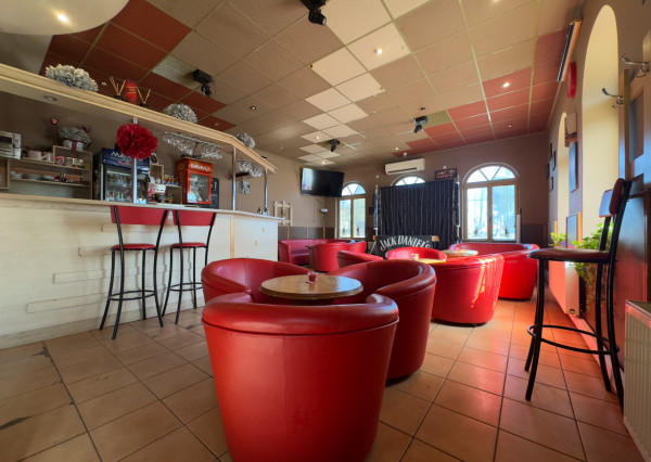 Fungujúci BAR pri hlavnej ceste,  Imeľ