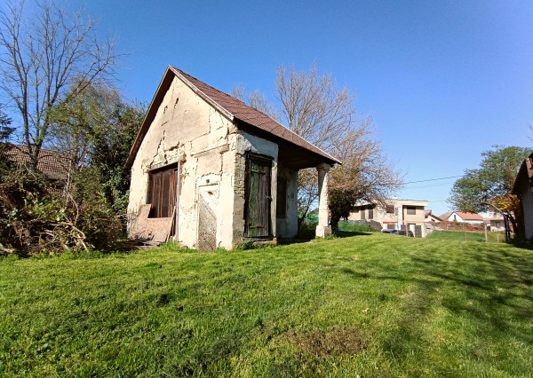 Rozľahlý stavebný pozemok pri hlavnej ceste, Iža