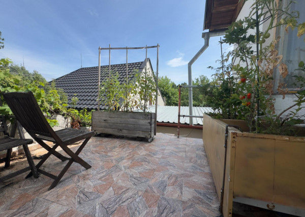 Dom bez záhrady s menším dvorom a terasou, Komárno