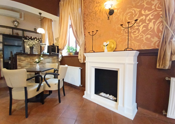 Reštaurácia s barom na prenájom v centre Komárna