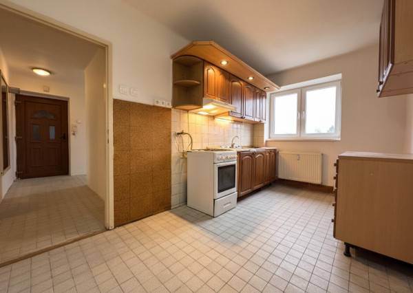 2-izbový tehlový byt v Komárne –  na bývanie či investične