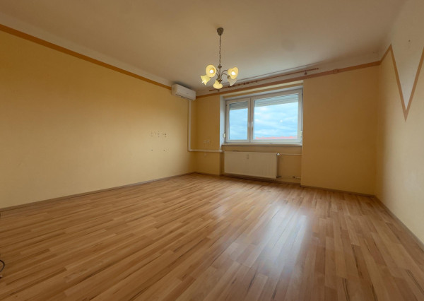 Svetlý 2-izbový tehlový byt – priestor pre bývanie alebo istý príjem z prenájmu