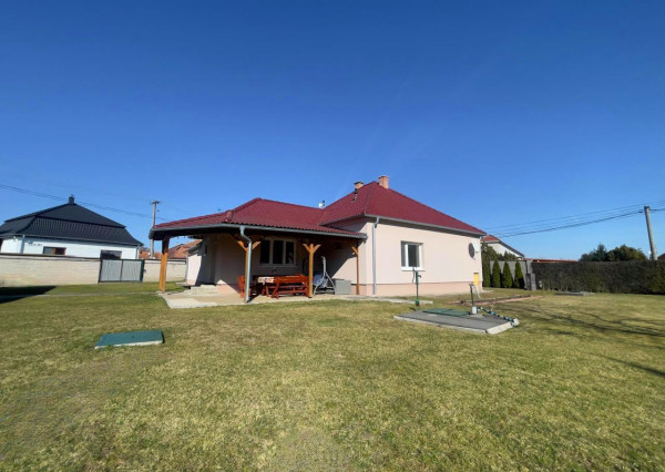 Slnečný 3-izbový dom s priestrannou záhradou, Zemianska Olča