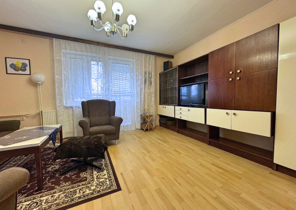 Priestranný 3-izbový tehlový byt s garážou, vlastným kúrením a balkónom