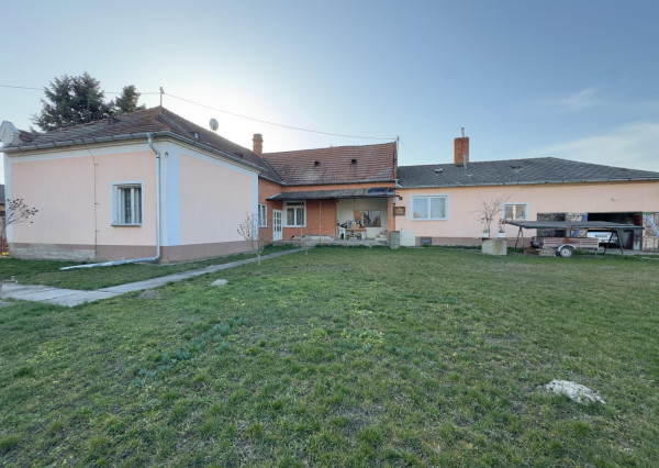 Poctivý tehlový dom s veľkými izbami a vysokými stropmi v tichej ulici v Iži