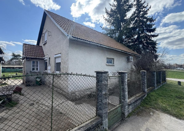 Rodinný dom s podkrovím v Koppánymonostor – pokojné bývanie s dobrou dostupnosťou do Komárna