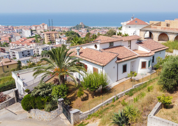 Vila s panoramatickým výhľadom na more a mesto Scalea