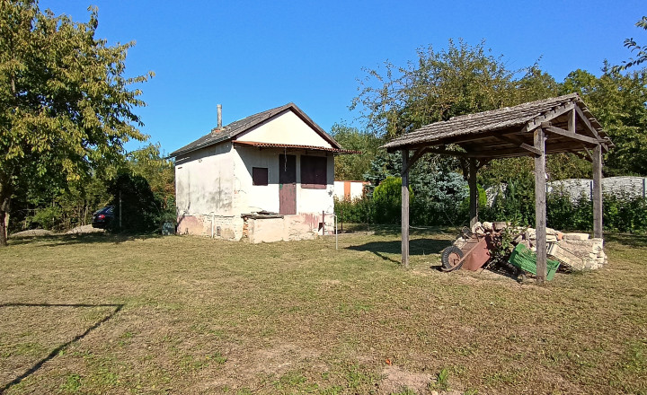 Záhrada s murovaným domčekom a pivnicou na predaj, Komárno