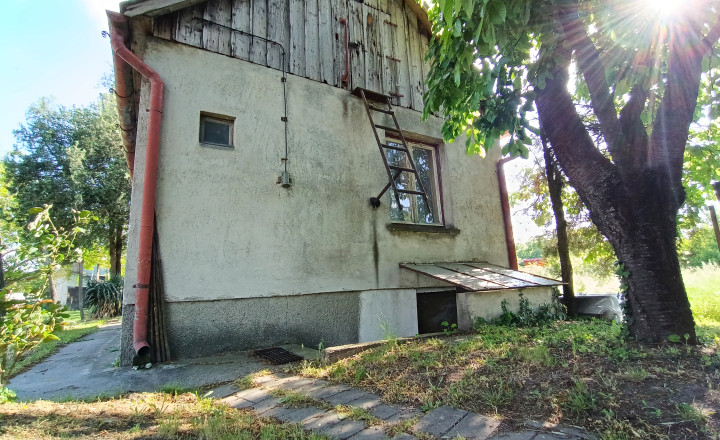 Slnečný pozemok s domom na predaj, Nová Stráž