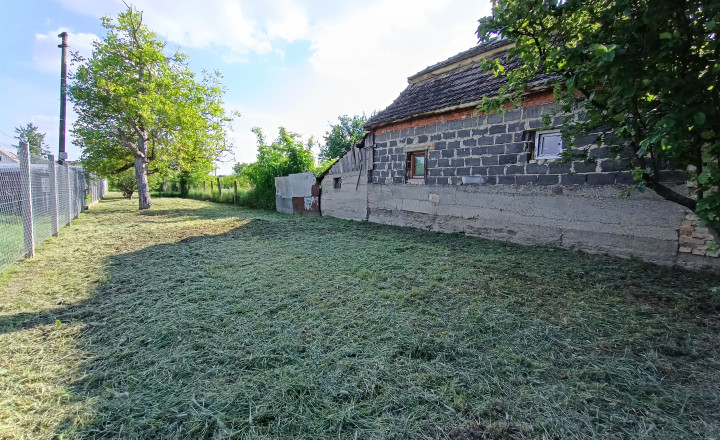 Slnečný pozemok s domom na predaj, Nová Stráž - fotografia 5