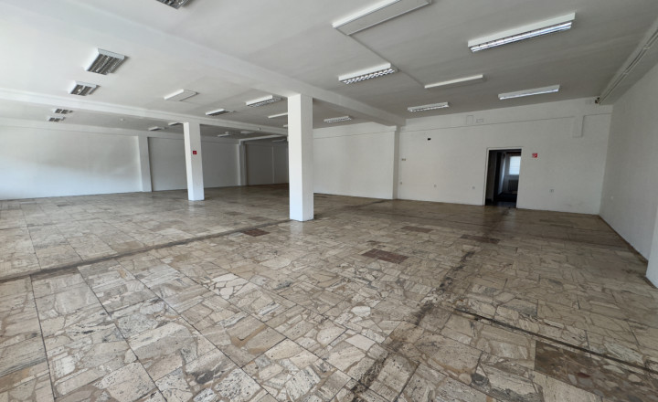 Obchodný priestor v centre mesta Kolárovo - fotografia 1