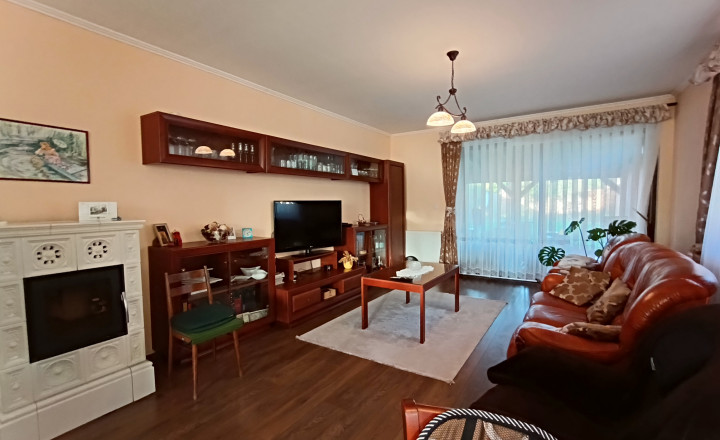 Bungalov so zimnou záhradou a garážou, Bajč - fotografia 1
