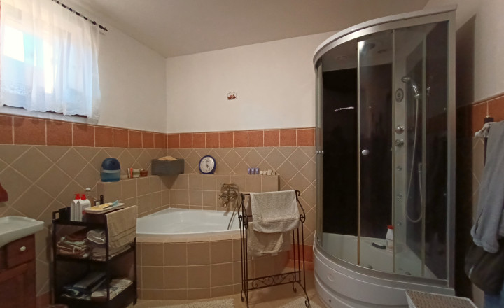 Bungalov so zimnou záhradou a garážou, Bajč - fotografia 4