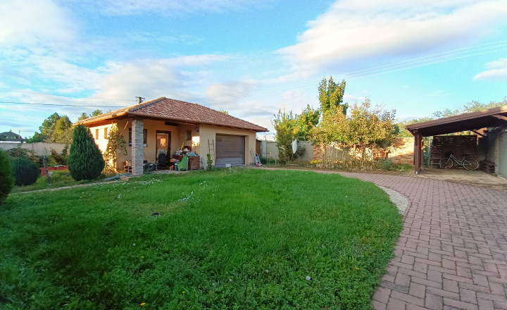 Bungalov so zimnou záhradou a garážou, Bajč - fotografia 5