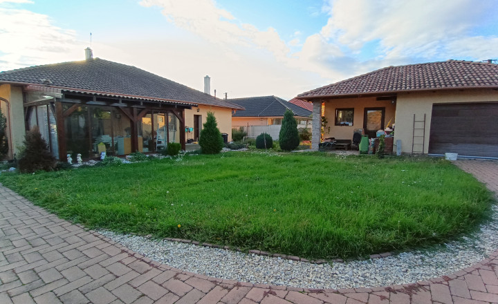 Bungalov so zimnou záhradou a garážou, Bajč - fotografia 6