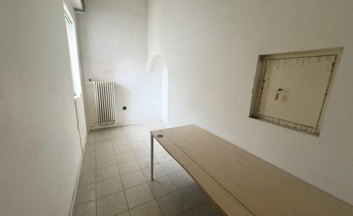 Predajný areál s množstvom skladových priestorov -  Nova Stráž - fotografia 5