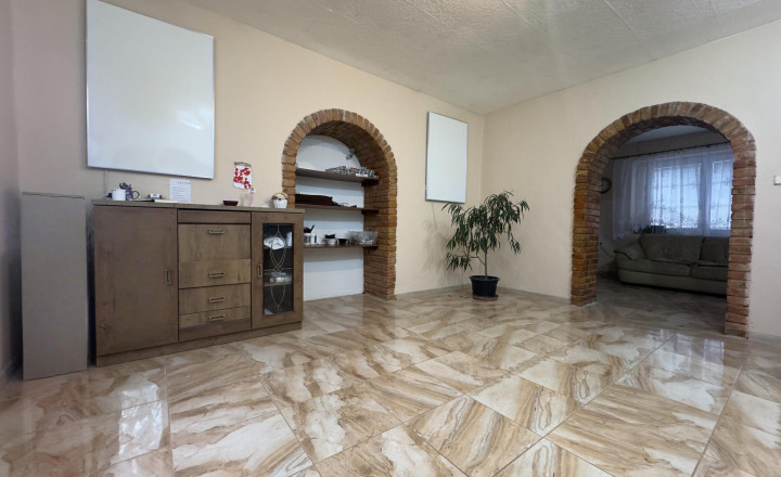 Rodinný dom na podnikanie alebo investičné bývanie –  Bát. Kosihy. - fotografia 1