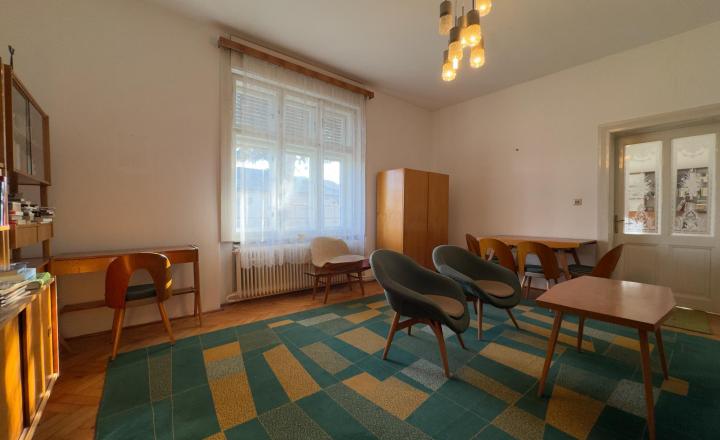 Tehlový dom s veľkými izbami v tichej ulici v Iži - fotografia 3