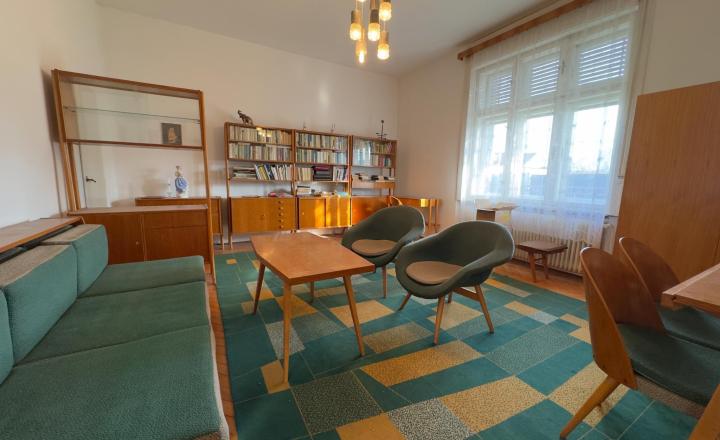 Tehlový dom s veľkými izbami v tichej ulici v Iži - fotografia 2