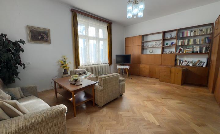 Tehlový dom s veľkými izbami v tichej ulici v Iži - fotografia 4