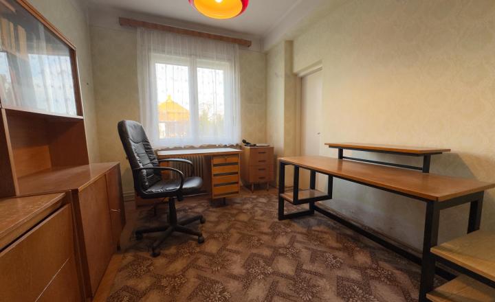 Tehlový dom s veľkými izbami v tichej ulici v Iži - fotografia 7