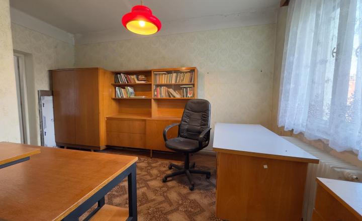 Tehlový dom s veľkými izbami v tichej ulici v Iži - fotografia 6