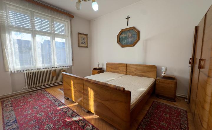 Tehlový dom s veľkými izbami v tichej ulici v Iži - fotografia 9
