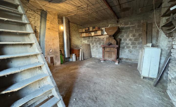 Tehlový dom s veľkými izbami v tichej ulici v Iži - fotografia 14