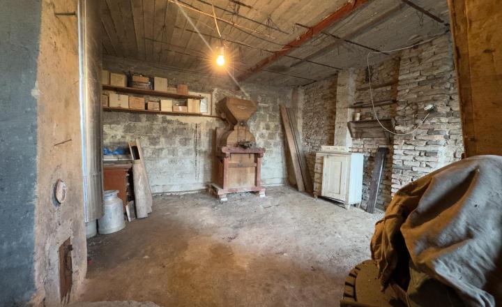 Tehlový dom s veľkými izbami v tichej ulici v Iži - fotografia 15