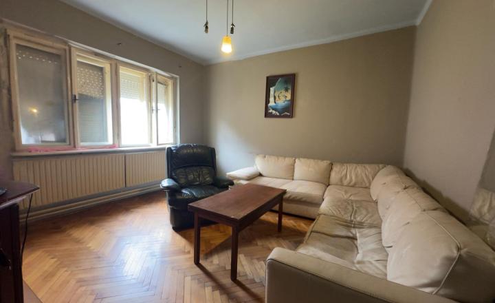 Dom s pozemkom 1500 m² a dvomi bytovými jednotkami mi v Iži - fotografia 6