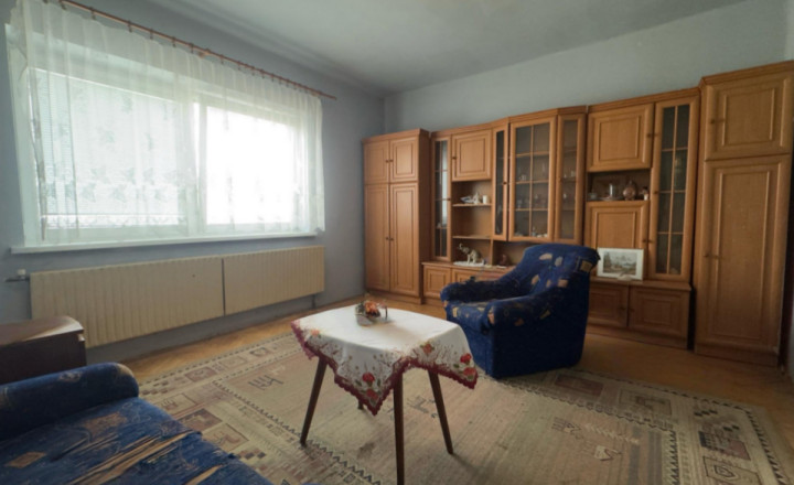 Dom s pozemkom 1500 m² a dvomi bytovými jednotkami mi v Iži - fotografia 1