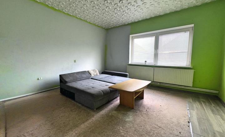 Dom s pozemkom 1500 m² a dvomi bytovými jednotkami mi v Iži - fotografia 7