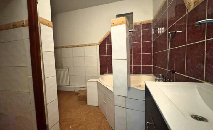 Dom s pozemkom 1500 m² a dvomi bytovými jednotkami mi v Iži - fotografia 9