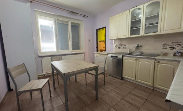 Dom s pozemkom 1500 m² a dvomi bytovými jednotkami mi v Iži - fotografia 4