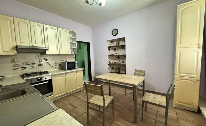 Dom s pozemkom 1500 m² a dvomi bytovými jednotkami mi v Iži - fotografia 3