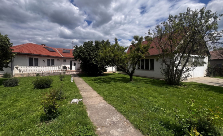 Rodinný dom s bazénom a takmer 30-árovým pozemkom pri Komárne. - fotografia 1