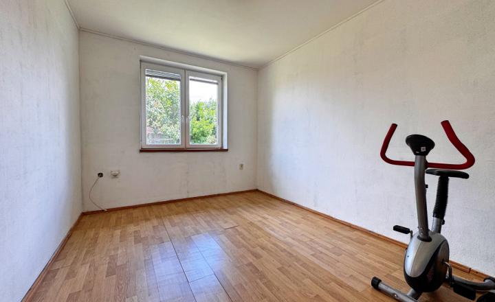 Rodinný dom s bazénom a takmer 30-árovým pozemkom pri Komárne. - fotografia 15