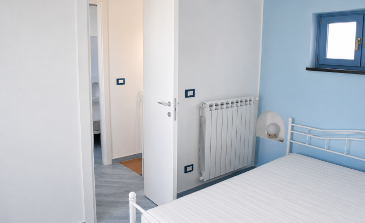 Zrekonštruovaná dvojpodlažná budova vhistorickom centre mesta Scalea - fotografia 6