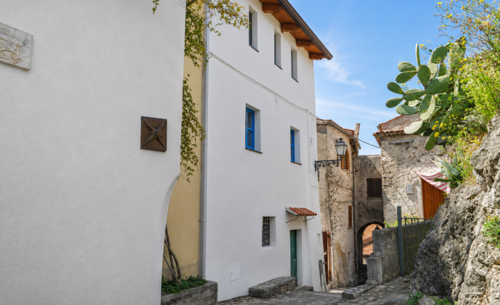 Zrekonštruovaná dvojpodlažná budova vhistorickom centre mesta Scalea