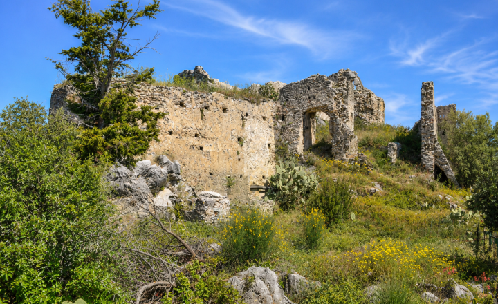 Zrekonštruovaná dvojpodlažná budova vhistorickom centre mesta Scalea - fotografia 11