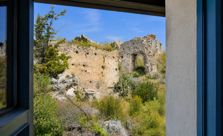 Zrekonštruovaná dvojpodlažná budova vhistorickom centre mesta Scalea - fotografia 10