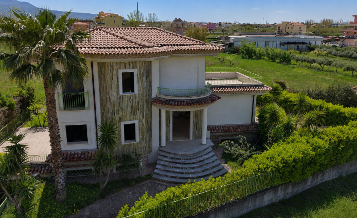Výnimočná vila v Scalei s panorámou hôr a veľkou terasou - fotografia 2