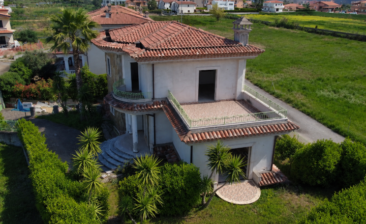 Výnimočná vila v Scalei s panorámou hôr a veľkou terasou - fotografia 4