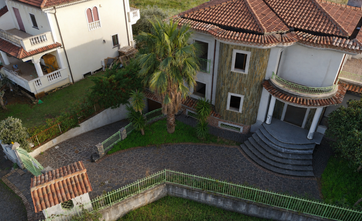 Výnimočná vila v Scalei s panorámou hôr a veľkou terasou - fotografia 5