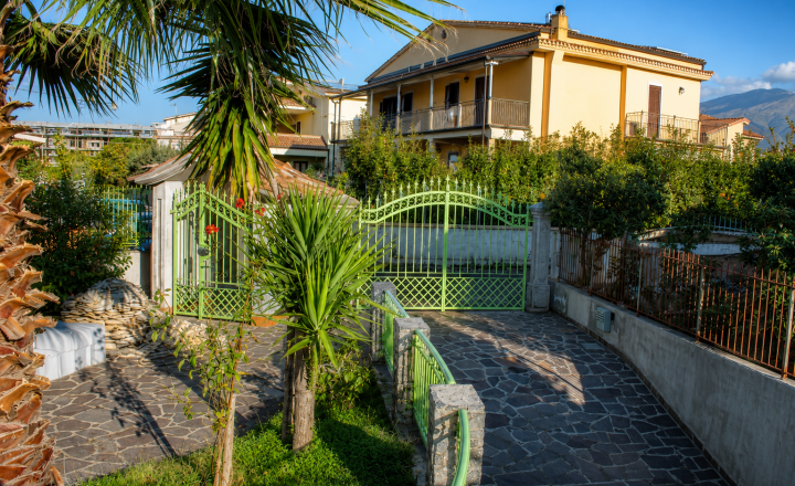 Výnimočná vila v Scalei s panorámou hôr a veľkou terasou - fotografia 12