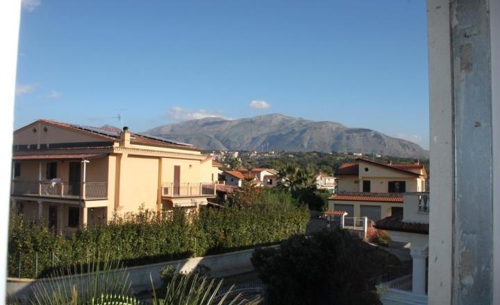 Výnimočná vila v Scalei s panorámou hôr a veľkou terasou - fotografia 14