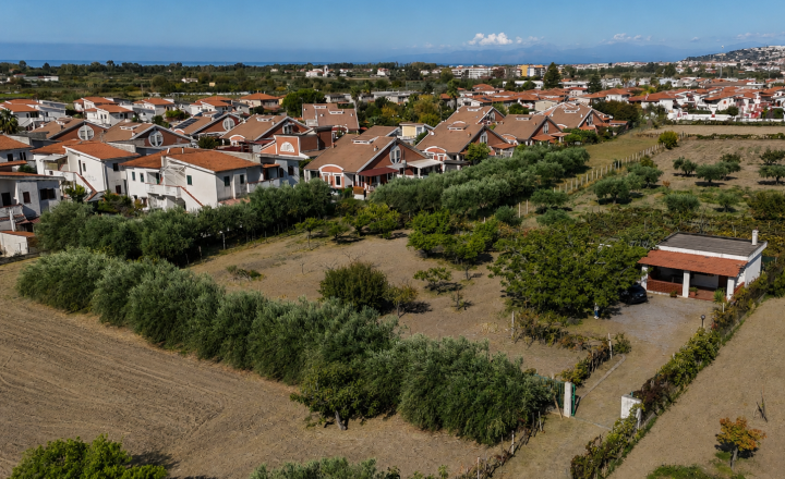 Pozemok s rodinným domom v Scalei - vstupenka do investovania v Taliansku - fotografia 1