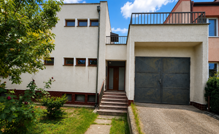 Rodinný dom vo vyhľadávanej lokalite s 5 izbami, garážou a kompletným podpivničením - fotografia 1