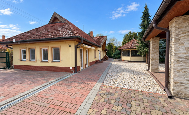 Dom s bazénom a domčekom pre hostí, Nová Stráž